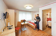 Apartment - Selbstversorger-Urlaub in Straubing, 4-Sterne Hotel Wenisch (Das Apartment ist mit einer Küchenzeile, sowie einem großzügigen Badezimmer ausgestattet. Einkaufsmöglichkeiten und öffentliche Verkehrsmittel sind in wenigen Gehminuten erreichbar.)