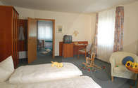 Familienzimmer im Landhotel Geyer im Altmühltal, Bayern (Schöne Familienzimmer sorgen im Landhotel Geyer im Altmühltal für einen erholsamen Urlaub.)