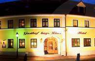 Hotel Bayr. Löwe in Osterhofen, Niederbayern bei Nacht (Alle Gästezimmer im Bayr. Löwen sind liebevoll gestaltet und liegen in ruhiger Lage, sodass Sie Ihre freien Tage ohne Stress und Lärm in vollen Zügen genießen können.)