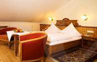Doppelzimmer im Hotel Bayr. Löwe in Osterhofen, Niederbayern (Alle Gästezimmer sind liebevoll gestaltet und liegen in ruhiger Lage, sodass Sie Ihre freien Tage ohne Stress und Lärm in vollen Zügen genießen können.)