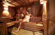 Wohlige Wärme in der Sauna (Entspannen Sie in unseren Saunen.)